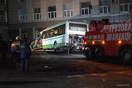 Водитель автобуса, въехавшего в здание НовГУ в ноябре, был в сознании